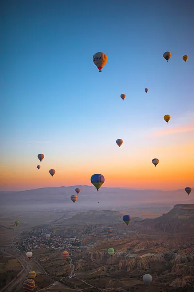 Heldere luchtballonnen in de lucht van Cappadocië, Turkije Stockfoto