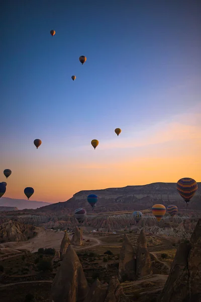 Globos de aire caliente brillantes en el cielo de Capadocia, Turquía —  Fotos de Stock