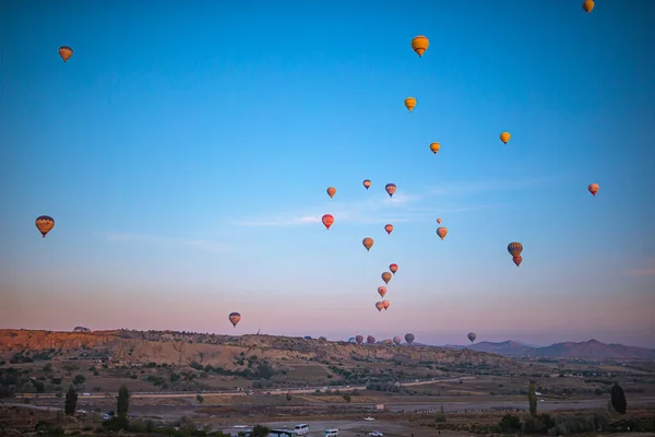 Fényes hőlégballonok az égen, Cappadocia, Törökország — Stock Fotó