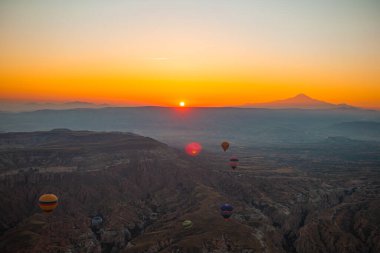 Kapadokya, Türkiye 'de gökyüzünde parlak sıcak hava balonları