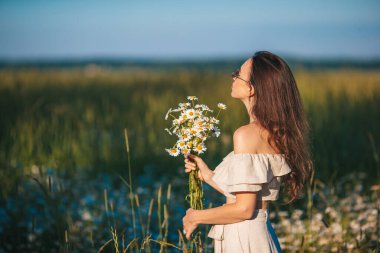 Buğday tarlasında güzel bir kız Ellerinde buğdayla