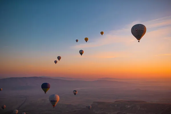 Luminose mongolfiere nel cielo della Cappadocia, Turchia — Foto Stock