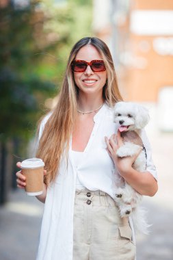 Kahveli kadın gezinti güvertesinde