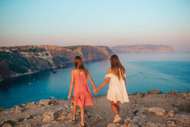 Uçurumun kenarında çocuklar var.