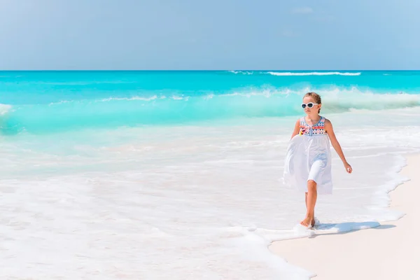 Urocza dziewczynka bawić się na tropikalnej plaży podczas wakacji — Zdjęcie stockowe