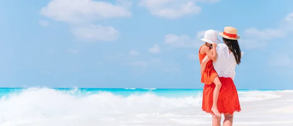 Krásná matka a dcera na karibské pláži těší letní dovolenou. — Stock fotografie