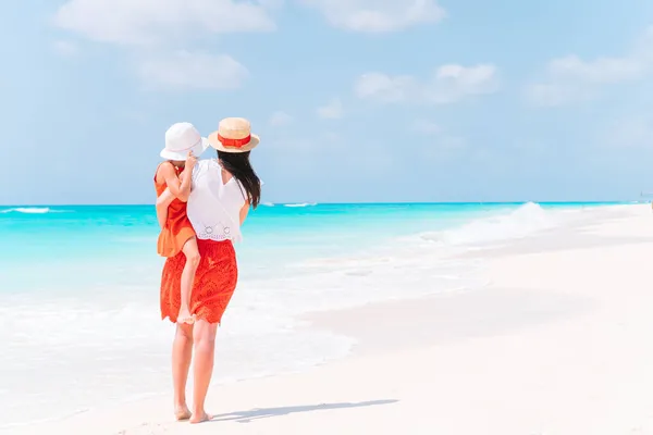Hermosa madre e hija en la playa disfrutando de vacaciones de verano. —  Fotos de Stock