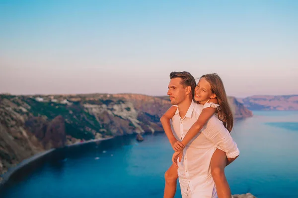 Família feliz de dois caminhando nas montanhas ao pôr do sol — Fotografia de Stock