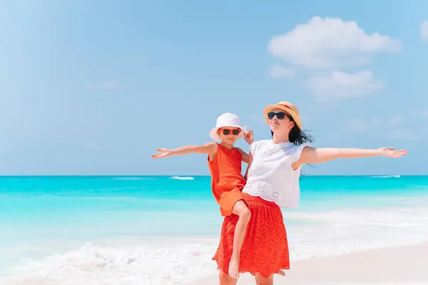 Мать и дочь на Карибском пляже наслаждаются летним отпуском. — стоковое фото