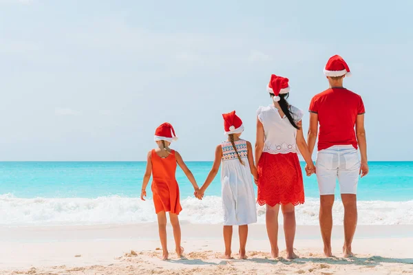 Szczęśliwa rodzina z dwójką dzieci w Santa Hat na wakacjach — Zdjęcie stockowe