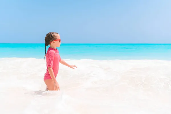 Adorable petite fille s'amuser à la plage tropicale pendant les vacances — Photo
