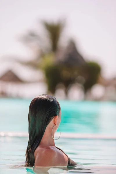 Vacker kvinna avkopplande i poolen på sommardagen — Stockfoto