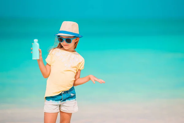Милая маленькая девочка на пляже во время летних каникул — стоковое фото