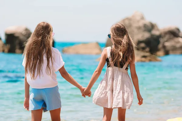 사랑 스러운 어린 소녀들이 해변에서 재미를 톡톡 히 본다. — 스톡 사진