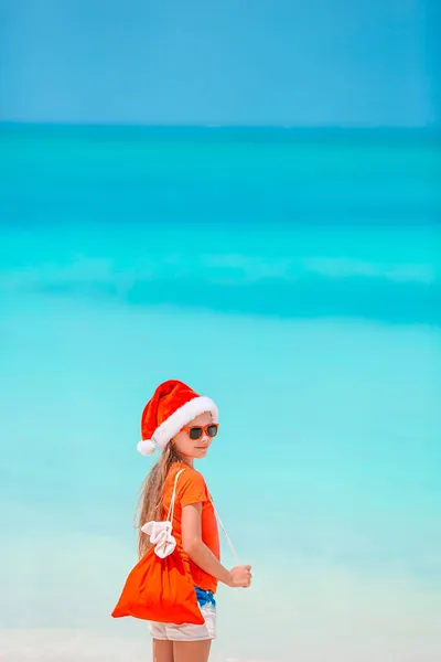 Dzieciak na plaży w święta Bożego Narodzenia — Zdjęcie stockowe