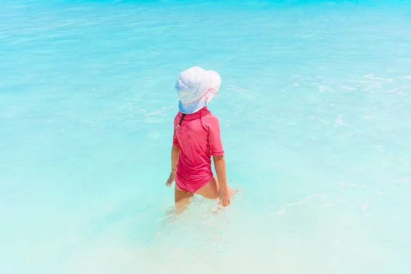 Rozkošná holčička bavte se na tropické pláži během dovolené — Stock fotografie