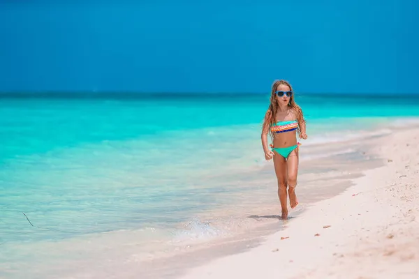 Ragazzo Felice Godere Vacanza Tropicale Spiaggia — Foto Stock