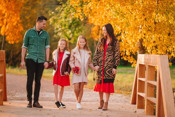Portret van een gelukkig gezin van vier in de herfst — Stockfoto