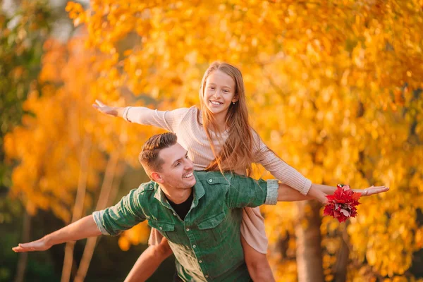 Family of dad and kid on beautiful autumn day in the park — Stock Photo, Image