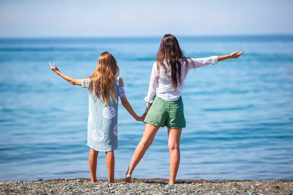 Schöne Mutter und Tochter am karibischen Strand genießen Sommerurlaub. — Stockfoto