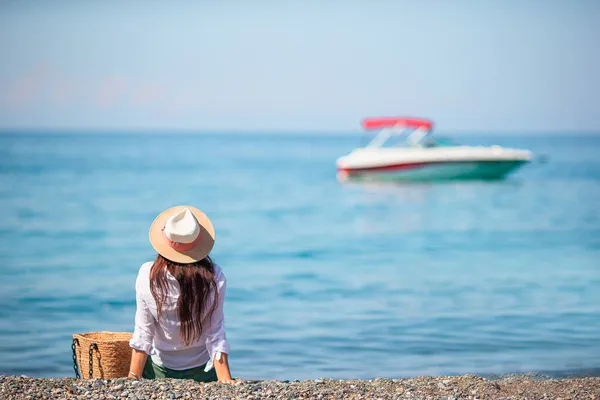 Junge Frau mit Hut im Strandurlaub — Stockfoto