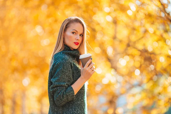 Koncepcja jesienna - piękna kobieta w jesiennym parku pod jesiennymi liśćmi — Zdjęcie stockowe
