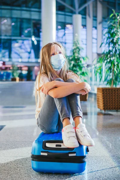 Kleines Kind in medizinischer Maske auf Flughafen wartet auf Boarding — Stockfoto