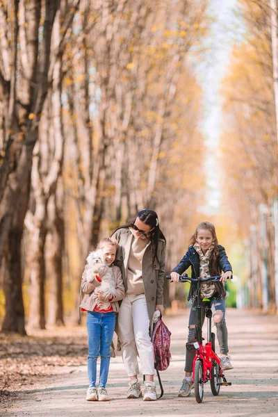 Małe dziewczynki z mamą na zewnątrz w parku w jesienny dzień — Zdjęcie stockowe