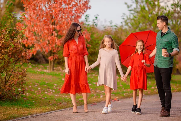 Portret van een gelukkig gezin van vier in de herfst — Stockfoto