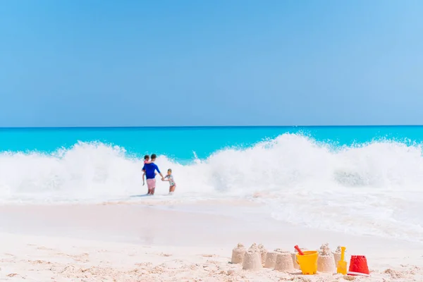 Homokvár fehér trópusi strand műanyag gyerekek játékok — Stock Fotó