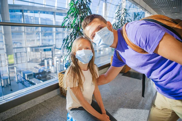 Tata i mała dziewczynka w maskach medycznych na lotnisku. Ochrona przed koronawirusem i grypą — Zdjęcie stockowe
