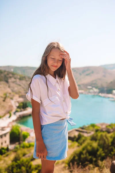 Bella ragazza con vista sulla baia — Foto Stock