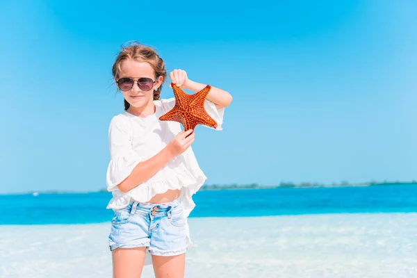 Underbar liten flicka ha kul på tropisk strand under semestern — Stockfoto