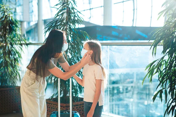 Madre y niña con máscaras médicas en el aeropuerto. Protección contra Coronavirus y agravios —  Fotos de Stock