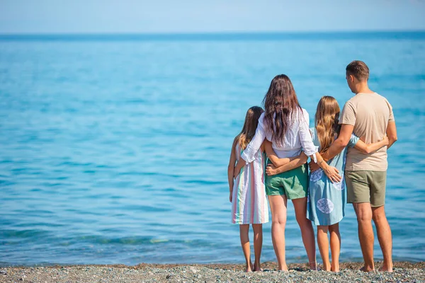 Joven familia de vacaciones tienen un montón de diversión — Foto de Stock