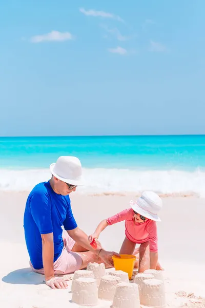 Klein meisje en gelukkig papa hebben plezier tijdens strand vakantie — Stockfoto