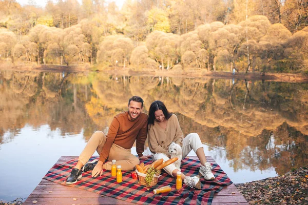 Mooie familie in de herfst warme dag in de buurt van meer — Stockfoto