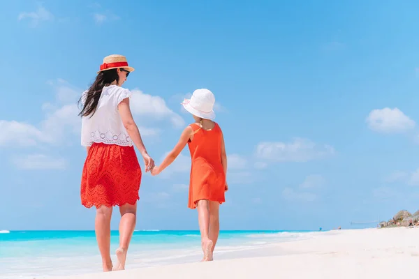 Piękna matka i córka na plaży cieszące się letnimi wakacjami. — Zdjęcie stockowe