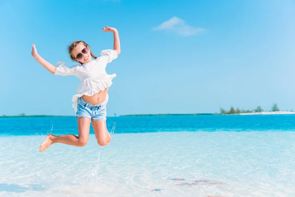 Adorable petite fille s'amuser à la plage tropicale pendant les vacances — Photo