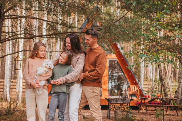 Mooie familie wandelen in de herfst warme dag — Stockfoto