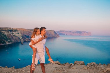 Mutlu iki kişilik aile gün batımında dağlarda yürüyor.