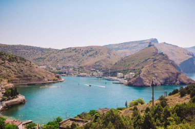 Güzel deniz manzarası. Doğanın dağlarla ve kayalıklarla inanılmaz bileşimi.