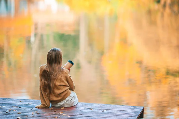 愛らしい女の子で美しい秋の日屋外 — ストック写真