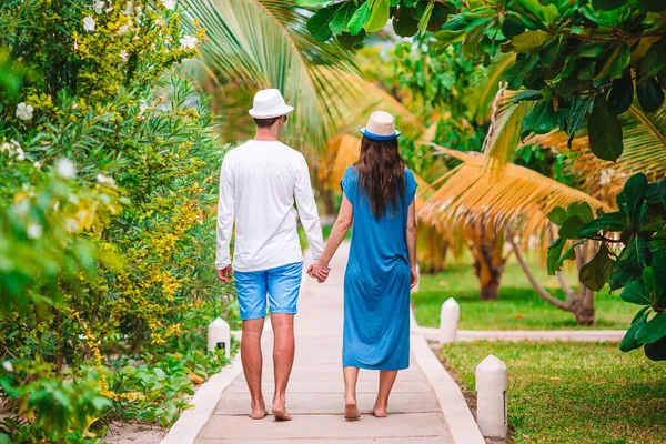 Vista trasera de la familia en la playa —  Fotos de Stock