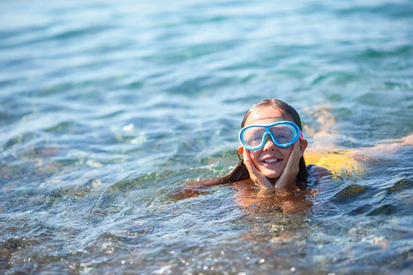 Aranyos kislány a strandon a nyári vakáció alatt — Stock Fotó