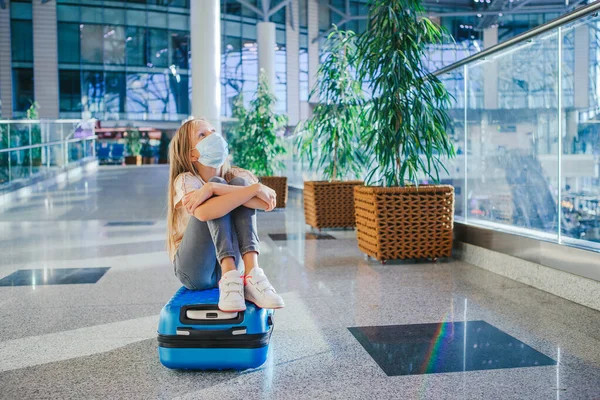 Niño pequeño con máscara médica en el aeropuerto esperando el embarque —  Fotos de Stock