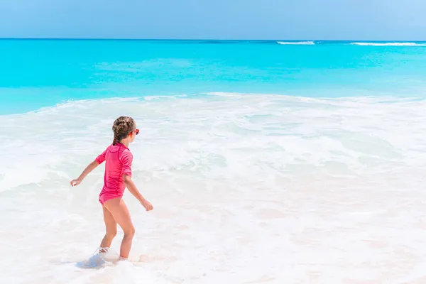 Schattig klein meisje aan het strand tijdens de zomervakantie — Stockfoto