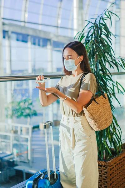 Giovane donna turistica in maschera medica in aeroporto internazionale — Foto Stock