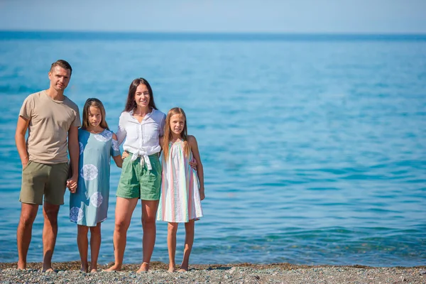 Hermosa madre e hija en la playa disfrutando de vacaciones de verano —  Fotos de Stock