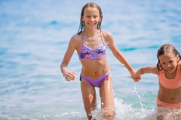 Adorables niñas divirtiéndose en la playa —  Fotos de Stock